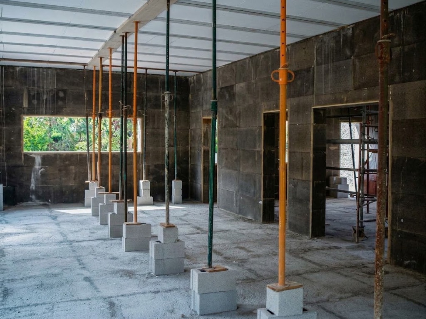 Interior de la vivienda con muros TABIPOR y el forjado apuntalado