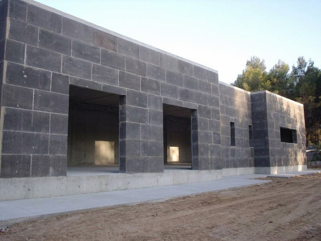 Fachada de la vivienda de Denia con los muros TABIPOR terminados
