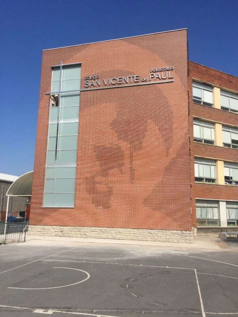 Fachada del colegio San Vicente de Paúl terminada en caravista