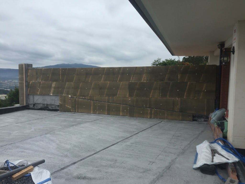 Muro de terraza con las placas SATE TABIPOR colocadas